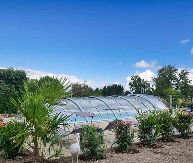 Grand espace piscine extérieure avec bains de soleil
